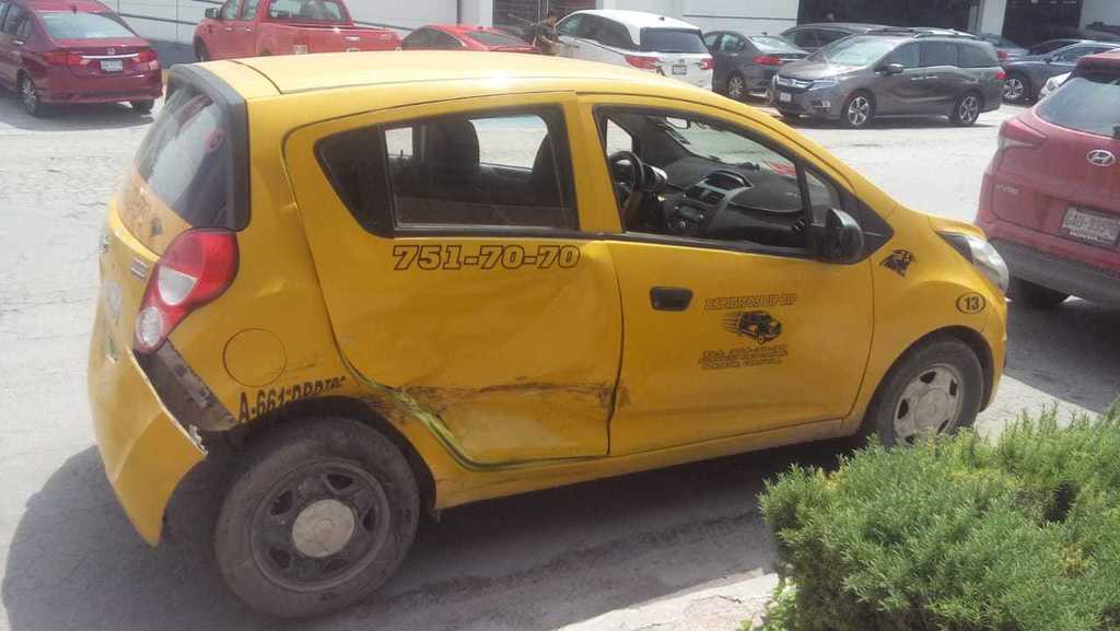 Tanto el taxi como la camioneta Mazda quedaron muy dañados debido al fuerte impacto.