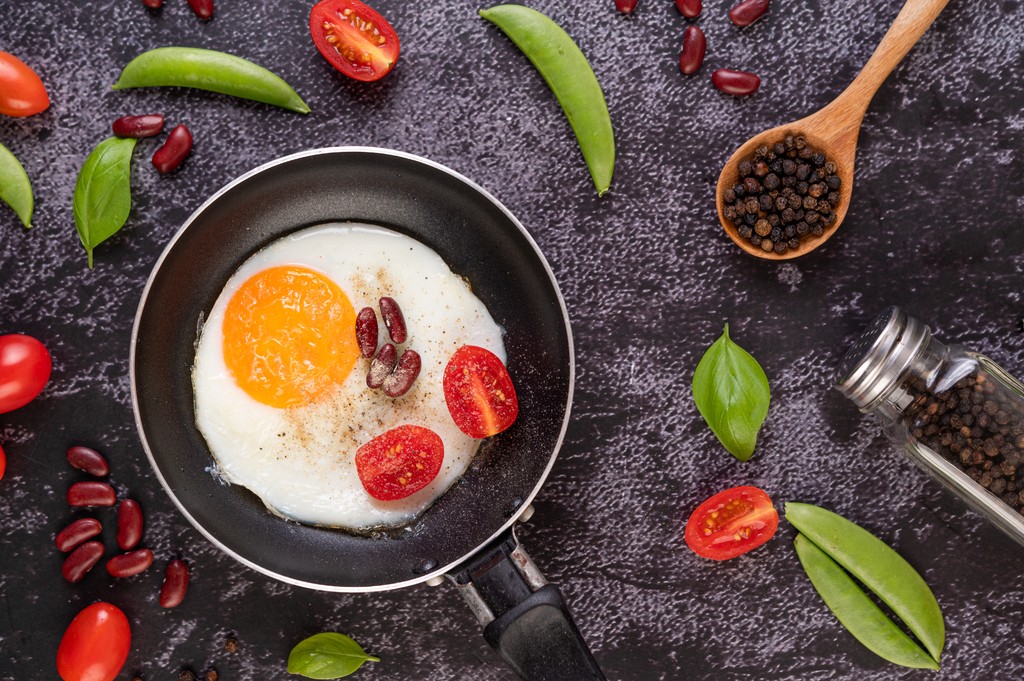 Los huevos revueltos, fritos, escalfados, hervidos, en omelette, entre otros, son ideales para disfrutar a cualquier hora del día. (ARCHIVO)