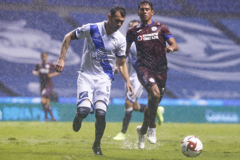 En un juego pasado por agua, Cruz Azul y Puebla empataron a un tanto en la cancha del Estadio Cuauhtémoc. (JAM MEDIA)