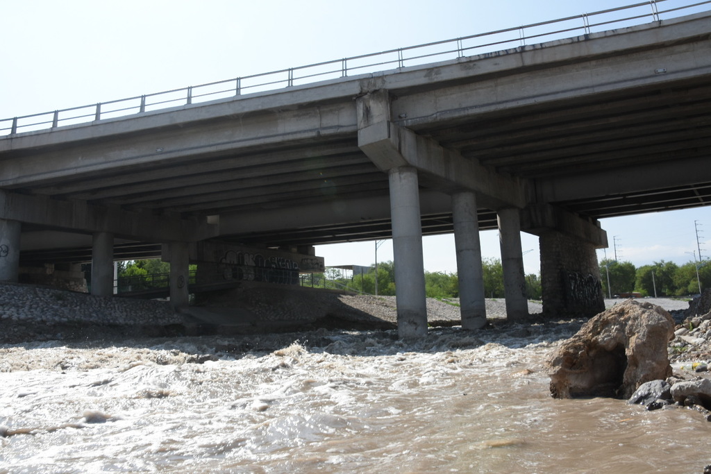 Trabajadores municipales realizaban acciones de embellecimiento cuando se originó el desbordamiento del río por el cauce.