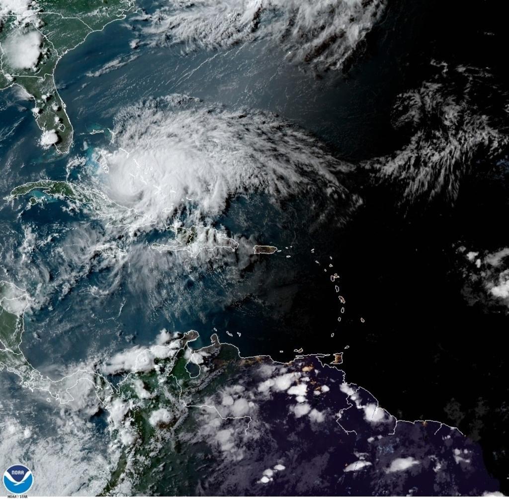 Aunque 'el ojo de la tormenta se quede fuera de la costa, tendremos impactos', adelantó el gobernador sobre la aproximación de 'Isaías', de categoría 1, que se encuentra actualmente sobre la parte noroccidental de las islas Bahamas.
(EFE)