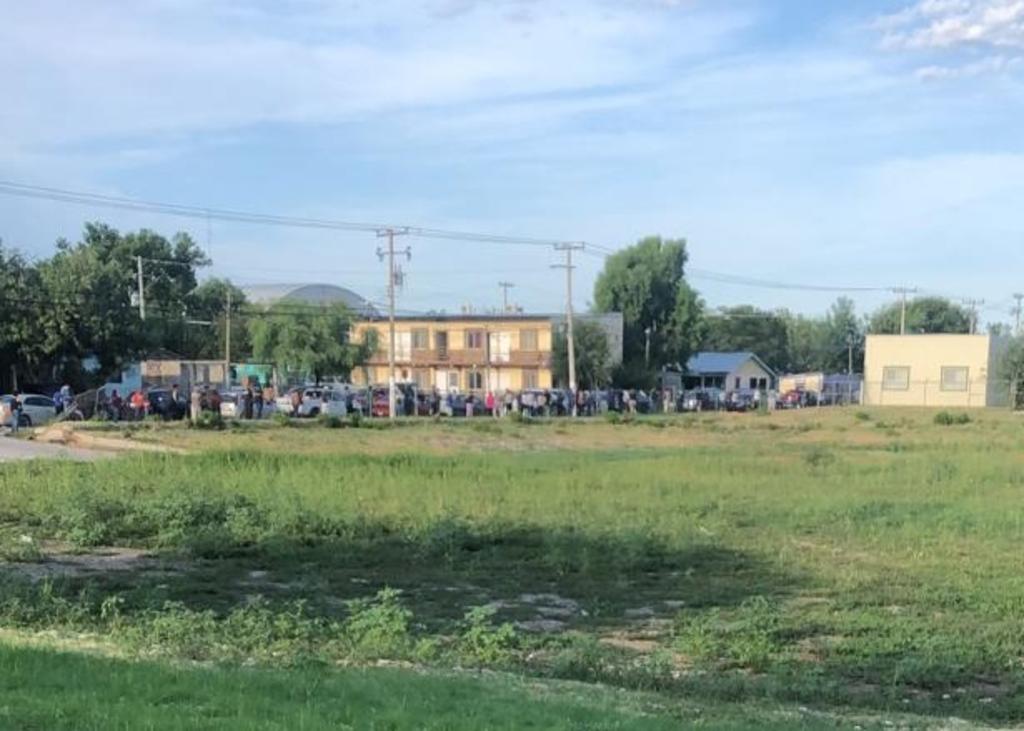 Cientos de personas acudieron a las instalaciones del Laboratorio de Biología Molecular de la región norte de Coahuila, que se localiza en la colonia Lázaro Cárdenas del municipio de Piedras Negras. (ARCHIVO)
