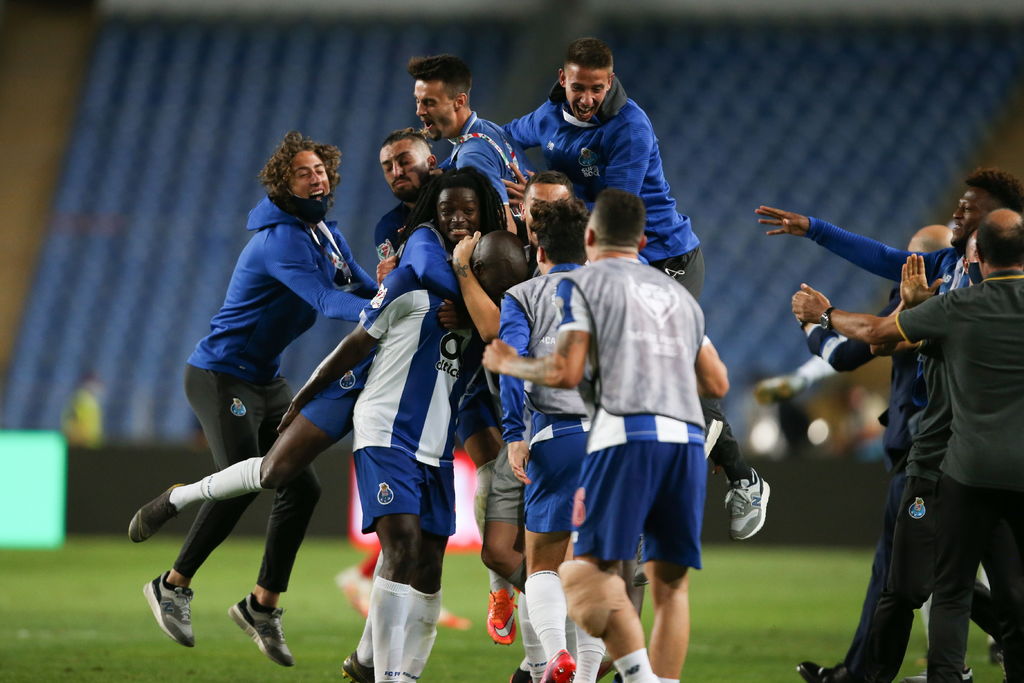 Jugadores del Porto celebran luego de derrotar 2-1 al Benfica para ganar la Copa de Portugal.