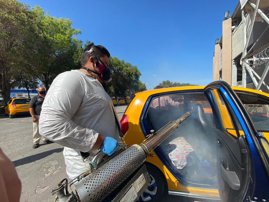 Se aplicaron 6,500 sanitizaciones a taxis y 650 a camiones urbanos, para prevenir contagios. (EL SIGLO DE TORREÓN)