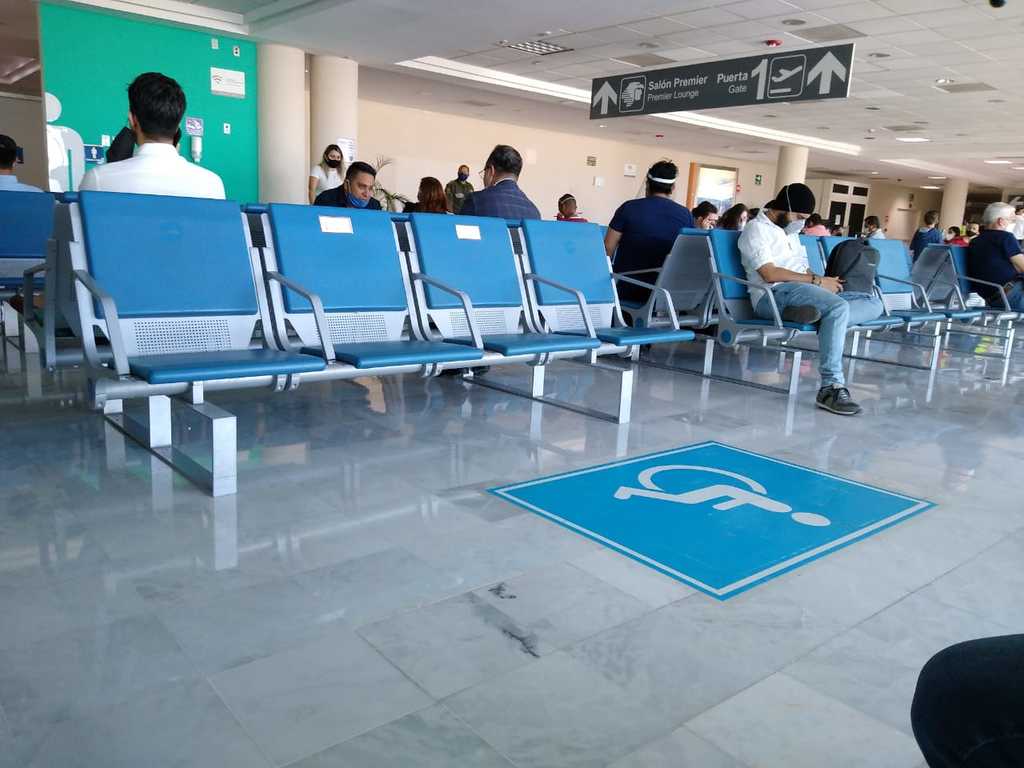 Todos los viajeros, sin excepción, deben portar cubrebocas desde que ingresan al aeropuerto, en las salas de espera y mientras se encuentren en el aire. (HUMBERTO VÁZQUEZ)