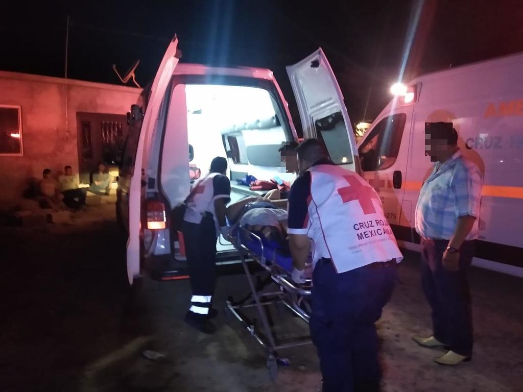 Paramédicos de la Cruz Roja arribaron al sitio para atender a las personas heridas, la cuales fueron trasladadas en dos ambulancias a distintos hospitales. (EL SIGLO DE TORREÓN)