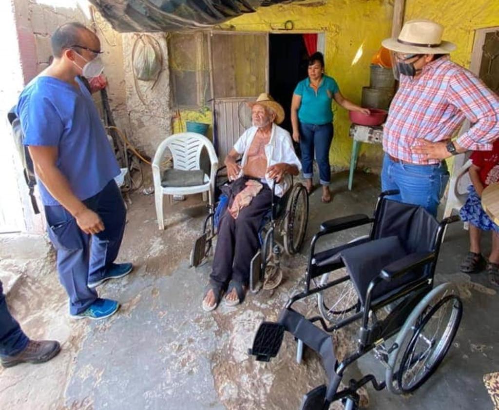 Atienden autoridades petición de silla de ruedas en ejido Eureka de Gómez Palacio. El síndico municipal Omar Castañeda dijo que durante su primer recorrido por este ejido conoció a Don Juan Gómez, quien tiene una afección en sus pies que le impide caminar. (ARCHIVO)