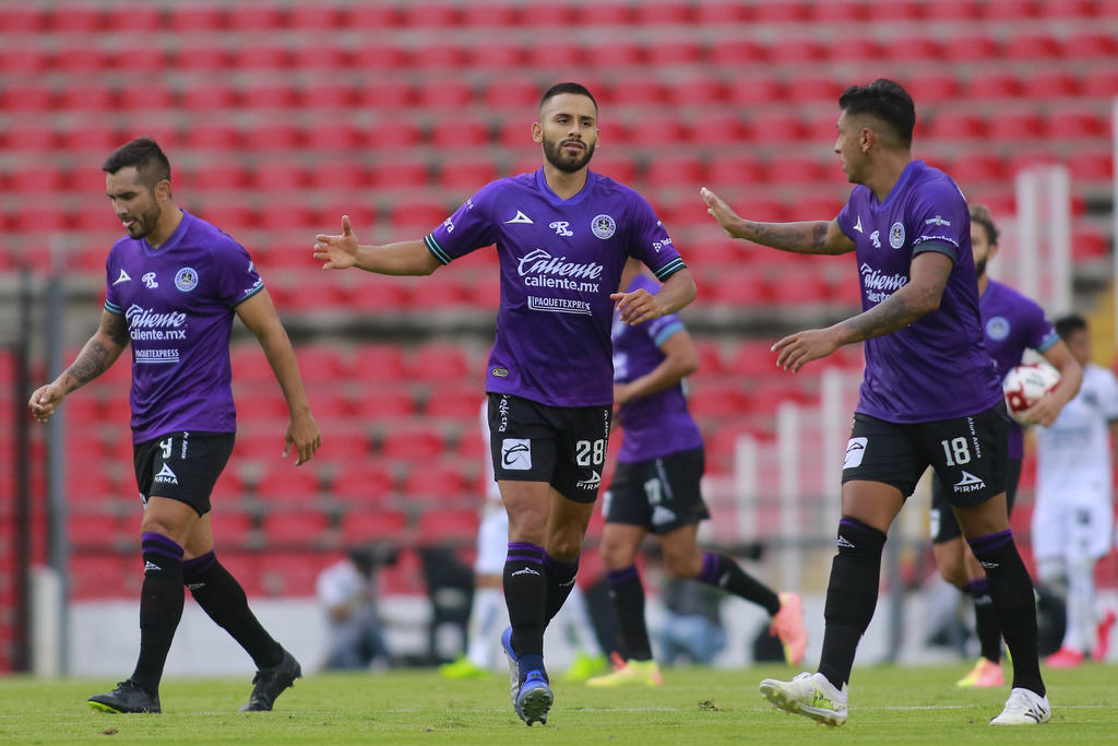 Este domingo los Gallos de Querétaro dejaron ir su primer triunfo del certamen al debutar en casa ante Mazatlán FC, equipo que les sacó el empate 1-1 en los minutos finales. (ARCHIVO)