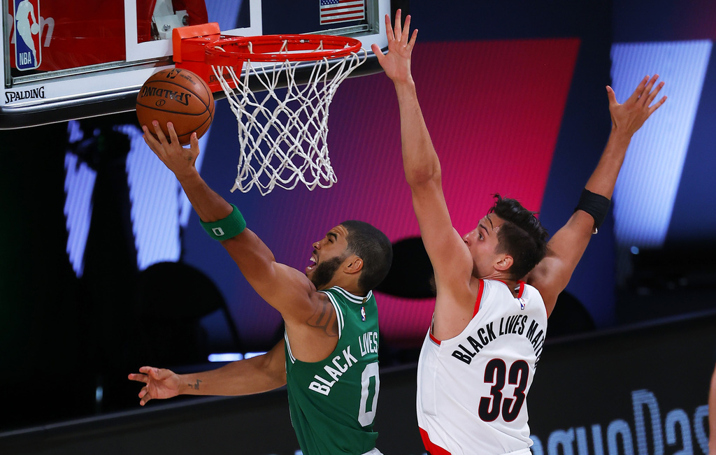 Jayson Tatum (i) anotó 34 puntos en la victoria de los Celtics 128-124 sobre los Trail Blazers de Portland. (AP)
