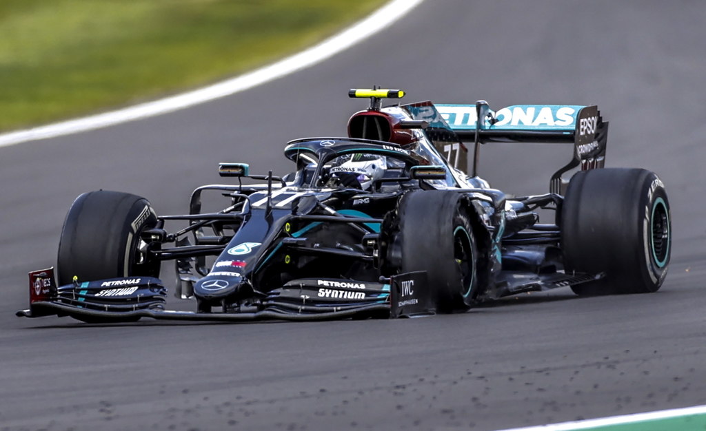 Lewis Hamilton recorrió la última media vuelta con prácticamente tres llantas, pero logró imponerse en Silverstone. (EFE)