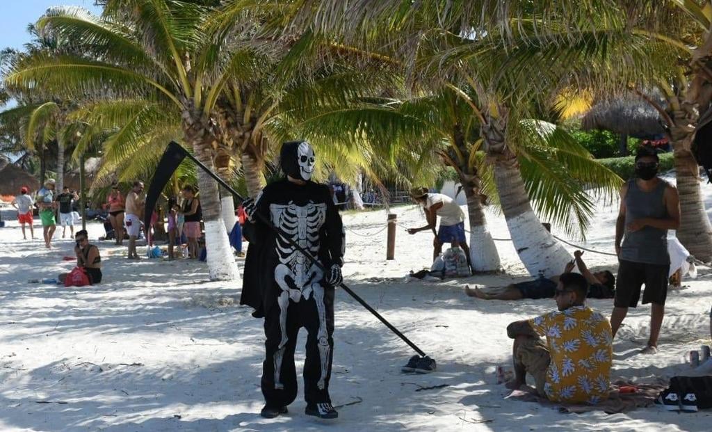 Disfrazado como 'muerte', el hombre recorrió las playas de Puerto Morelos, entre los visitantes (ESPECIAL) 