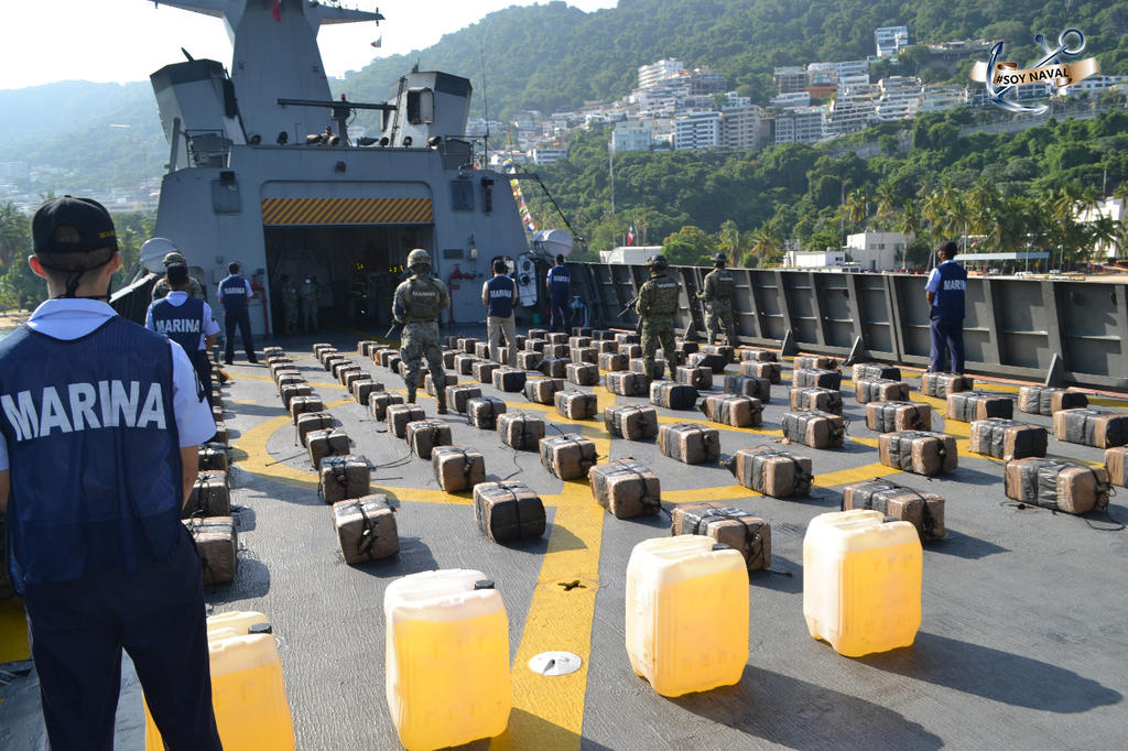 Elementos de la Secretaría de Marina (Semar) aseguraron en Acapulco, Guerrero, cerca de 2 mil 240 kilogramos de polvo blanco con las características de la cocaína y 500 litros de combustible, así como la embarcación en la que era trasladado el cargamento. (ARCHIVO)
