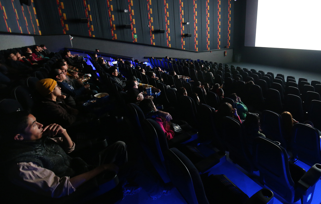 Para que las salas de cine puedan operar de nueva cuenta tendrán que respetar el 25 por ciento de su capacidad total. Los complejos de cine en Torreón además unificaron los protocolos sanitarios. (EL SIGLO DE TORREÓN)