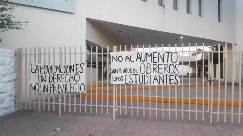 En días pasados los alumnos también se manifestaron en la ciudad de Torreón por el aumento de las cuotas.