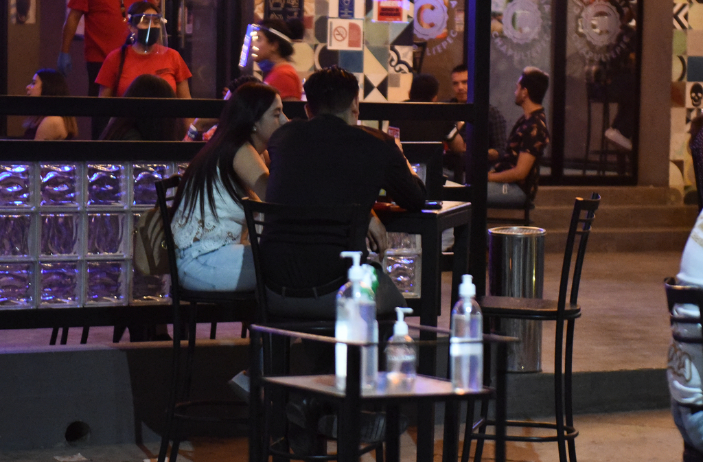 Los restaurantes bar en Torreón tienen permitida su operación siempre y cuando cumplan con las medidas de prevención. (EL SIGLO DE TORREÓN)