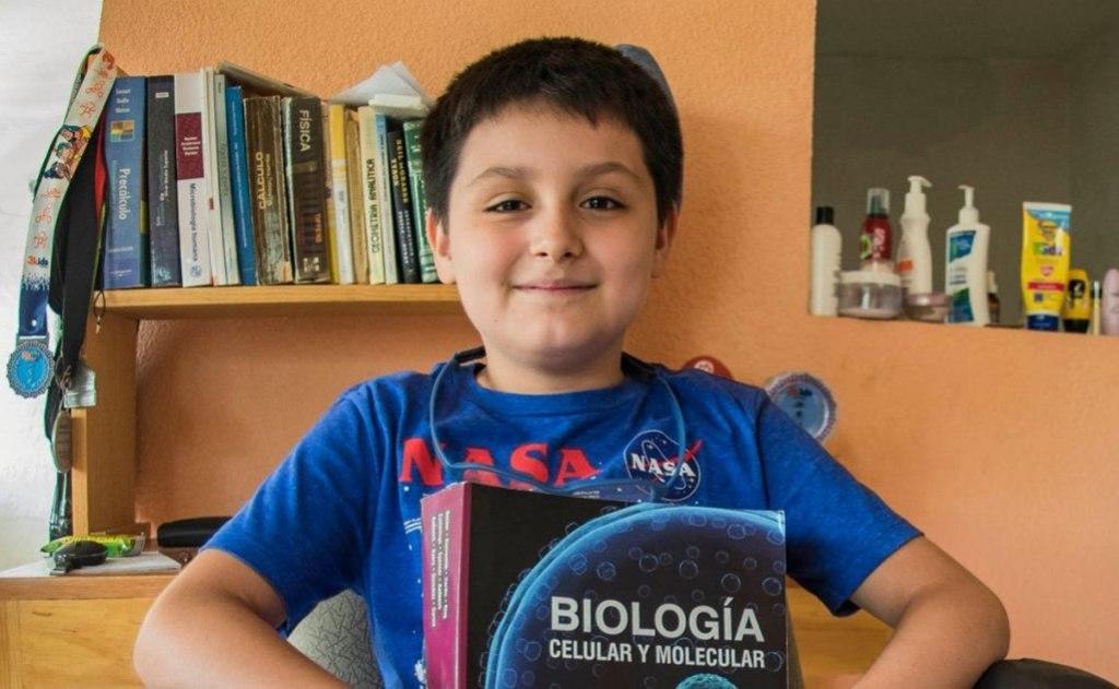 Carlos Santamaría Díaz será el primer alumno de esta edad en ser admitido en la Universidad Anáhuac Mayab, ubicada en Mérida, Yucatán, para estudiar una licenciatura. (ESPECIAL)