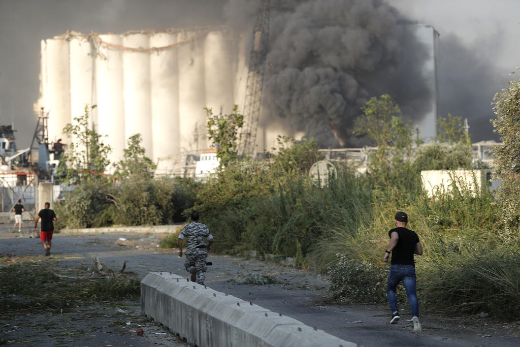 La deflagración tuvo lugar en un almacén de material explosivo del puerto, después de que se produjera un incendio en los silos de trigo ubicados en estas instalaciones. (AP)