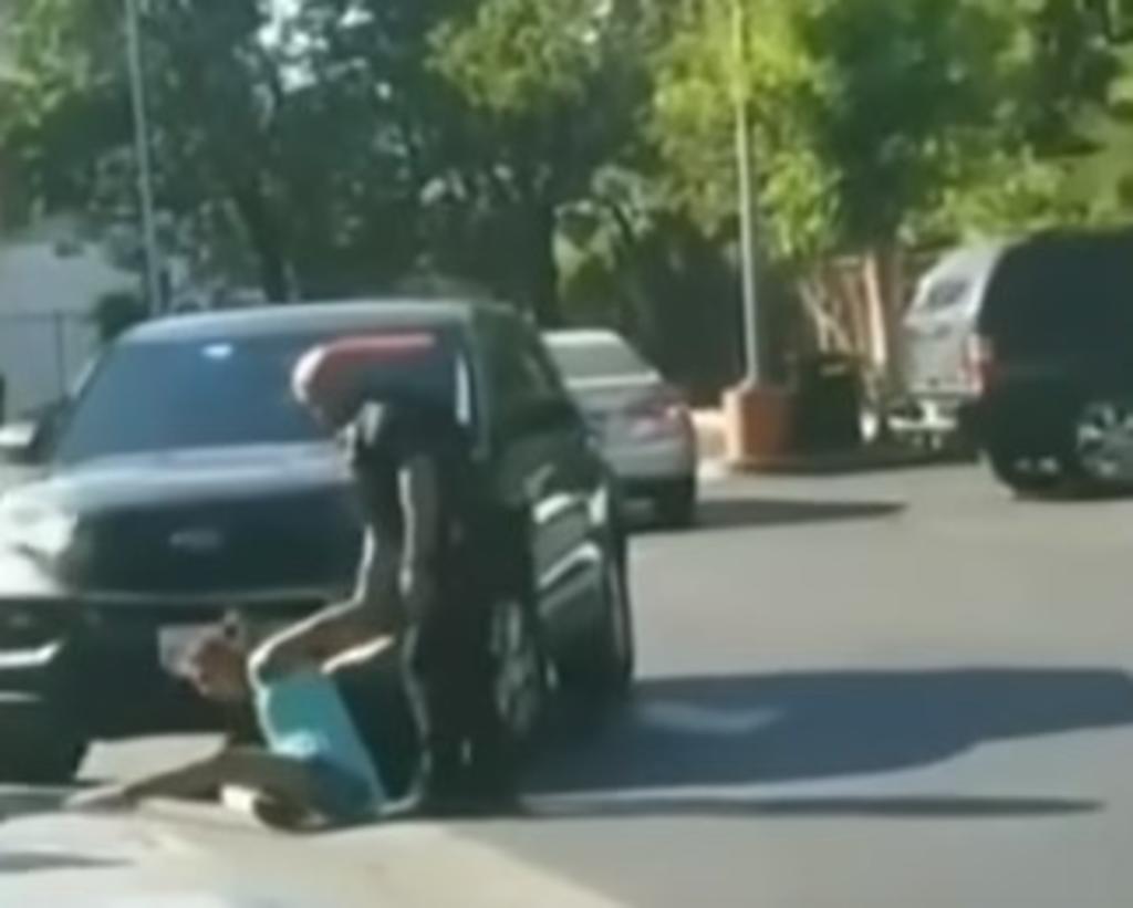 En San José, Estados Unidos, un ciudadano captó el atroz momento en el que un par de policías agredían con golpes a una mujer frente a sus hijos, quienes desesperados gritaban desde el automóvil. (YOUTUBE) 