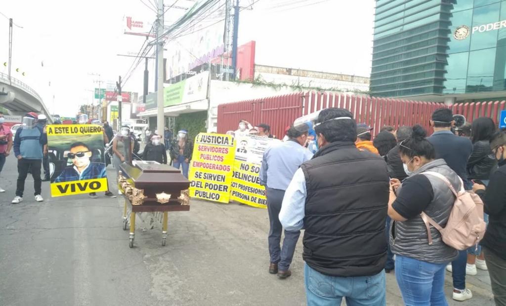 Al grito de 'Juan Carlos es inocente' y 'justicia', un grupo de personas se manifestaron en el juzgado cuarto de distrito en Pachuca para exigir la liberación de Juan Carlos Monroy Martínez, a quien se le acusa, según su madre de manera injusta del delito de asesinato. (ESPECIAL)