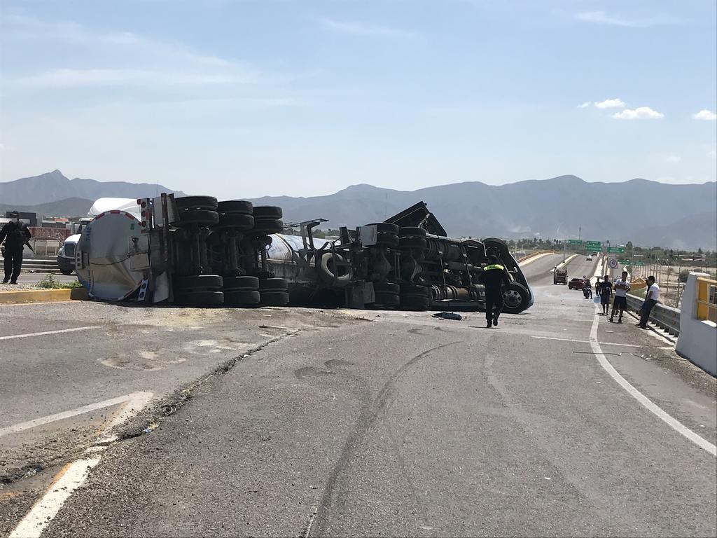 El accidente ocurrió cerca de las 15:30 horas del este martes cuando la unidad circulaba sobre la carretera Jiménez-Gómez Palacio y subió el paso elevado para tomar la autopista.
(EL SIGLO DE TORREÓN)
