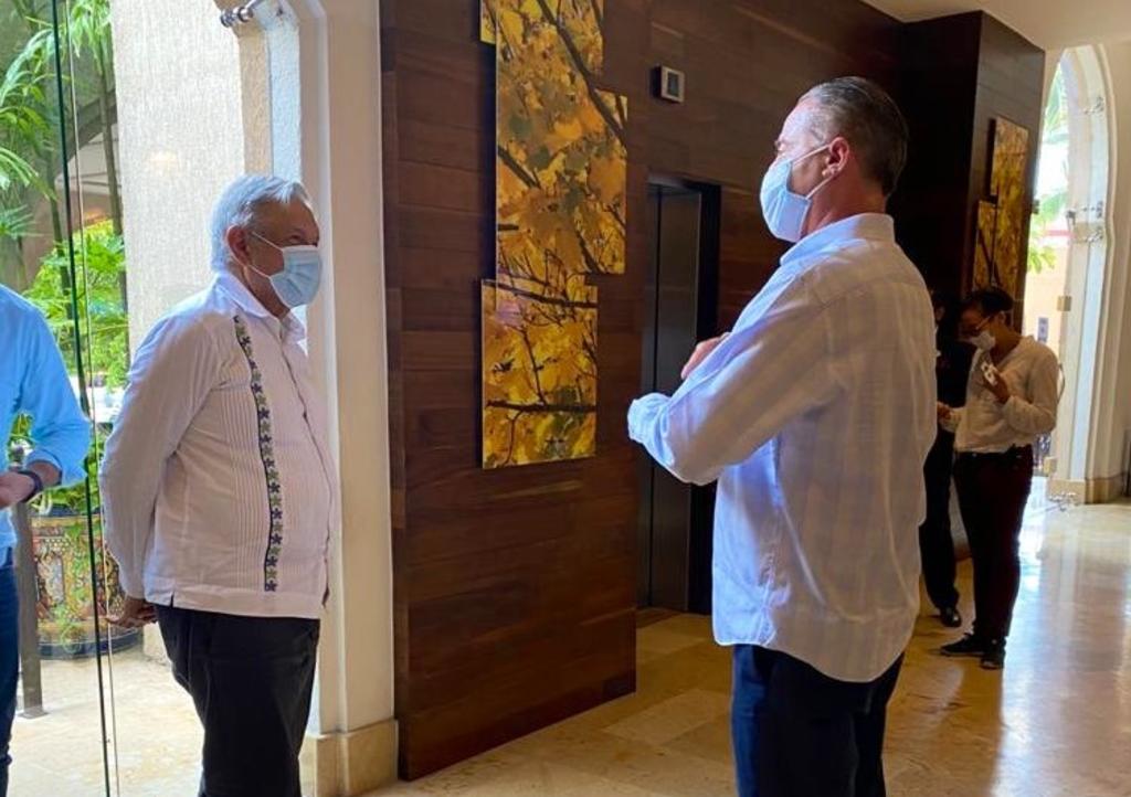 En un hotel de Culiacán, Quirino Ordaz Coppel, gobernador de Sinaloa, le dio la bienvenida al presidente Andrés Manuel López Obrador, quien arribó a la capital sinaloense procedente de Nayarit para realizar una gira de trabajo por la entidad. (TWITTER)