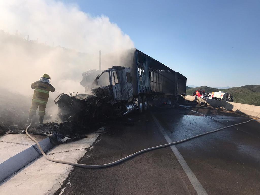 Durante la tarde de este martes se registró un choque entre dos tráilers sobre la autopista Gómez Palacio-Durango, ambas unidades se incendiaron. (EL SIGLO DE TORREÓN)