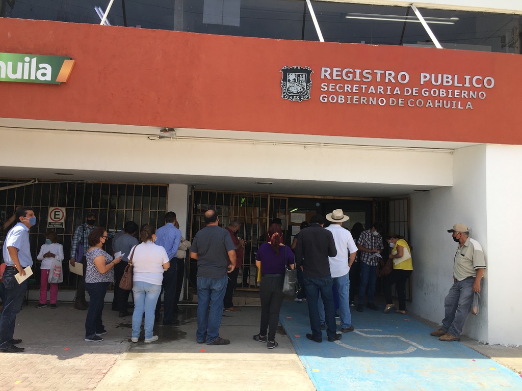 Decenas de personas esperaron varias horas al exterior del Registro Público de la Propiedad para poder recibir atención. (FABIOLA P. CANEDO)