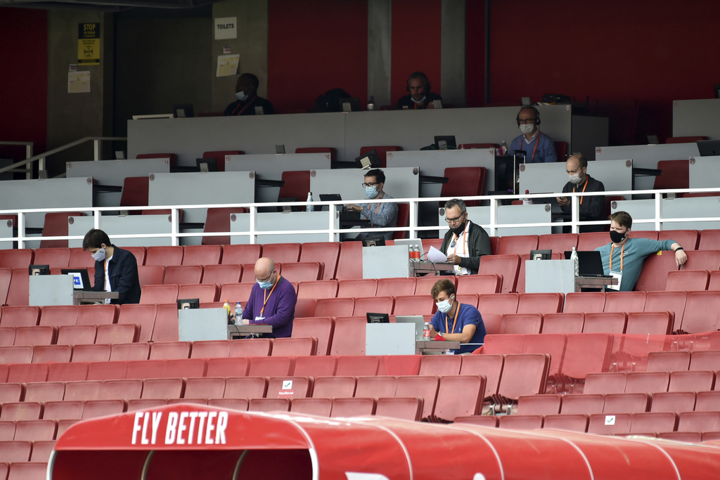 En el Emirates Stadium de Londres, los periodistas guardan su sana distancia durante la Premier League. (AP)