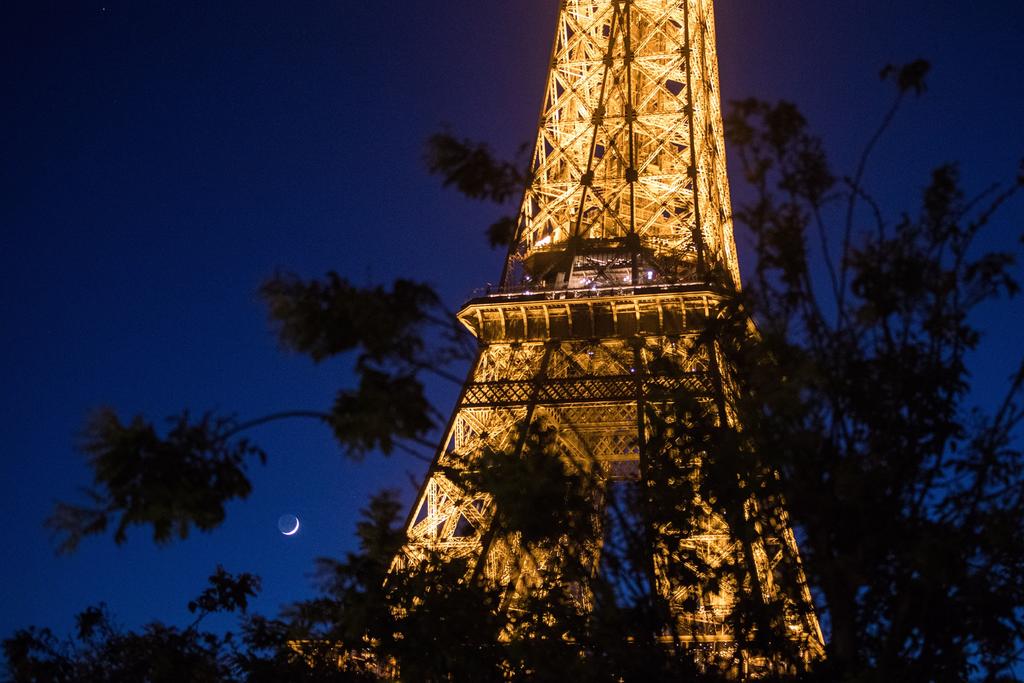 El emblemático monumento enciende cada noche su alumbrado dorado y cada hora resplandece con destellos durante cinco minutos, que en condiciones normales finalizan a la 01:00 hora local (23:00 GMT).
(ARCHIVO)