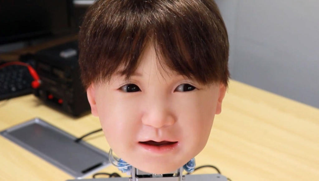 Minoru Asada, un ingeniero de la Universidad de Osaka en Japón, y un grupo de colegas han diseñado sensores táctiles que responden a una gran variedad de estímulos y toques. Estos sensores le han permitido a Affetto, un robot con la forma de la cabeza y rostro de un niño, 'sentir dolor'. (ARCHIVO) 
