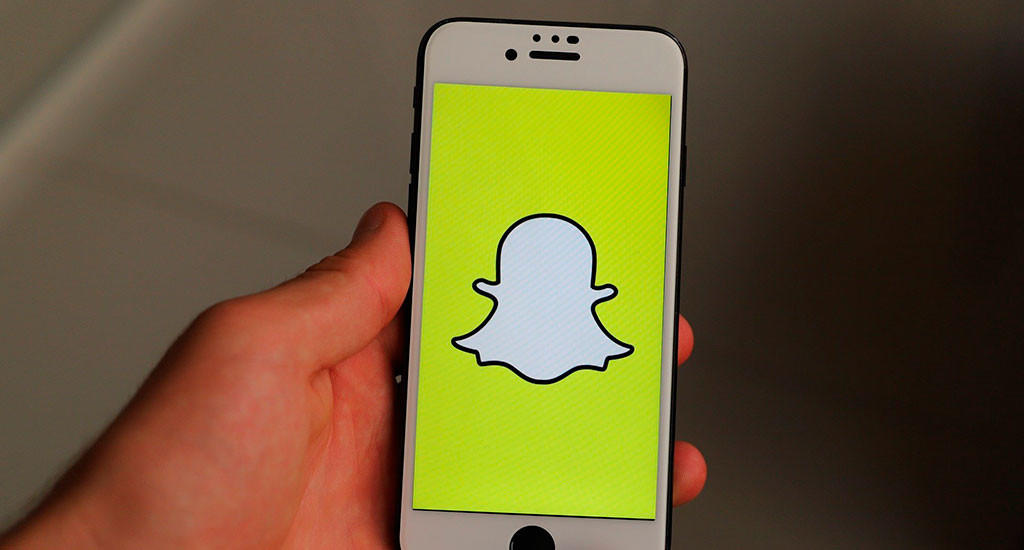 Snapchat ha anunciado diversas novedades recientemente, por ejemplo, la posibilidad de ingresar mini apps con diversas funciones sin tener que salir de la plataforma y, ahora, ha dado a conocer que comenzará a probar una nueva característica que permitirá a los usuarios configurar sus Snaps con música. (ESPECIAL) 