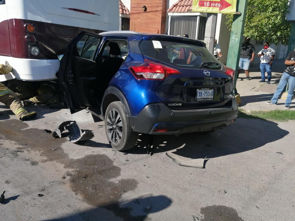 La unidad se impactó contra una camioneta Nissan Kicks, modelo 2017, color azul, misma que circulaba de norte a sur por la avenida Nicolás Bravo y era tripulada por Ruth de 54 años de edad.
(EL SIGLO DE TORREÓN)