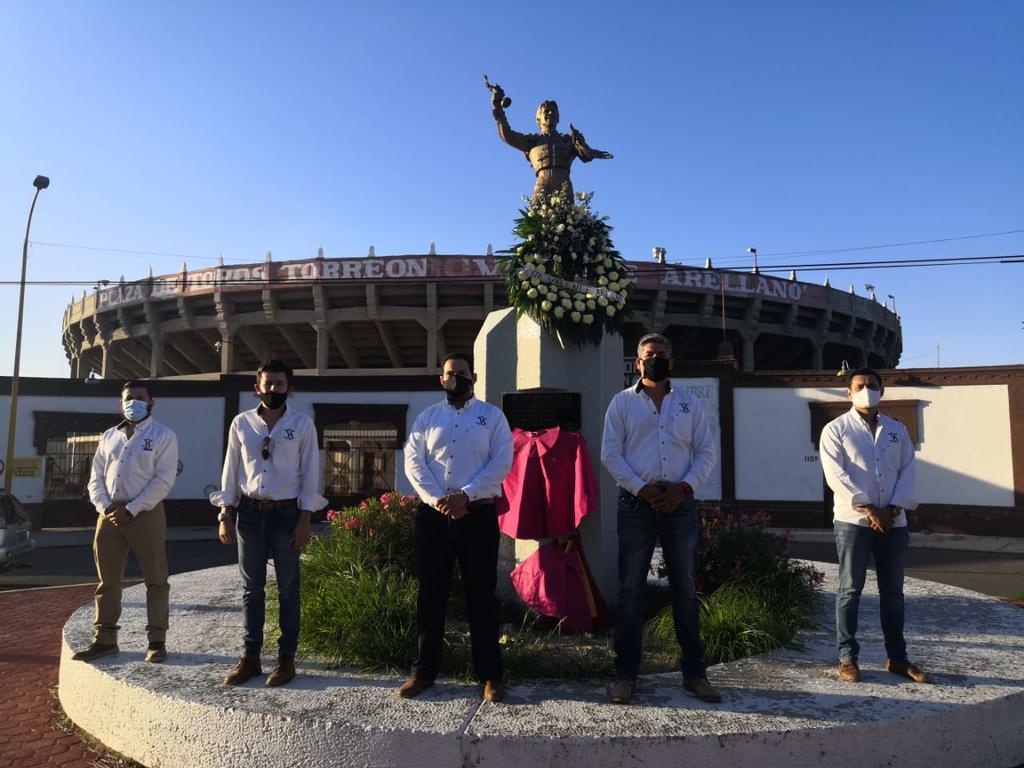 Con el objetivo de no dejar pasar una fecha tan representativa en el toreo lagunero, integrantes de la Peña Taurina 'Valente Arellano' realizaron una guardia de honor y ofrecieron una ofrenda floral en la estatua del recordado matador. (ARCHIVO)