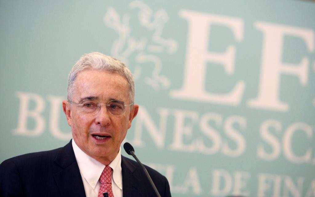 El expresidente colombiano Álvaro Uribe (2002-2010) dio positivo por COVID-19 horas después de que la Corte Suprema de Justicia ordenara su detención domiciliaria por presunto fraude procesal y compra de testigos. (ARCHIVO) 