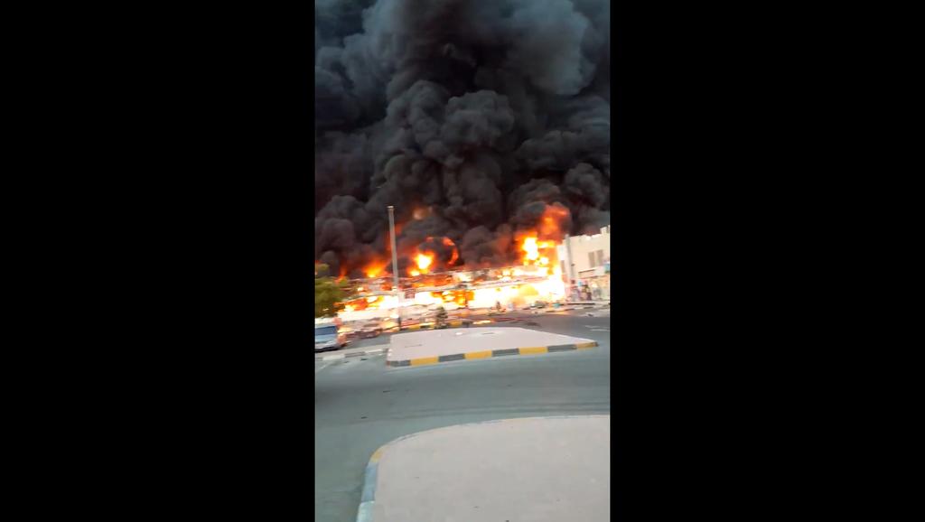 Un incendio se desató este miércoles en el mercado de Ajman, en Emiratos Árabes Unidos, por lo que un hospital fue desalojado por precaución. (ESPECIAL)