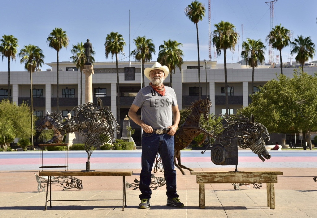LAGUNERO. Salvador Montenegro Chibli realiza esculturas en hierro forjado para honrar al desierto. (EL SIGLO DE TORREÓN / Erick Sotomayor)