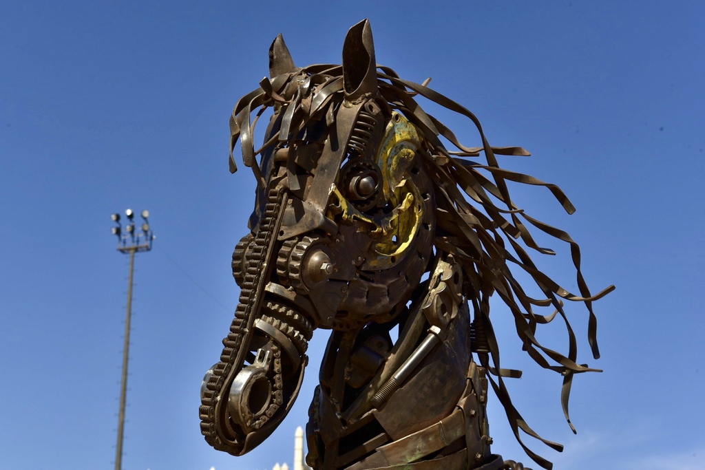 DETALLES. Salvador emplea materiales reciclados para sus esculturas.  (EL SIGLO DE TORREÓN / Erick Sotomayor)