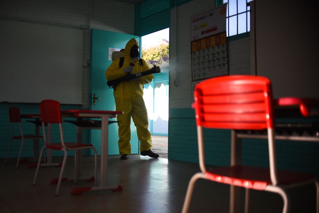 Brasil ve cómo la pandemia avanza mientras se debate entre si sus estudiantes regresan a las aulas o siguen de manera virtual. (EFE) 