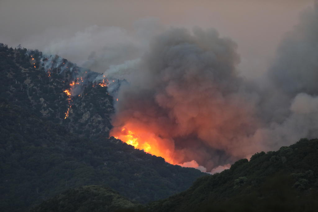 El incendio forestal de Cherry Valley, un área residencial al este de Los Ángeles, ha quemado ya más de 11,300 hectáreas (28,085 acres) y ha provocado lesiones en al menos un bombero. (ARCHIVO) 