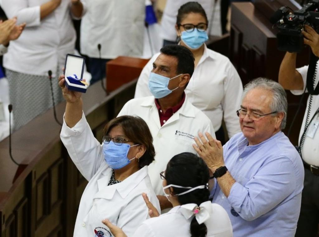 La Asamblea Nacional de Nicaragua (parlamento) condecoró este jueves a los trabajadores del Ministerio de la Salud por hacer frente a la pandemia de la COVID-19, que ha causado 123 muertos y 3,902 infectados en el país, desde mediados de marzo pasado. (CORTESÍA)