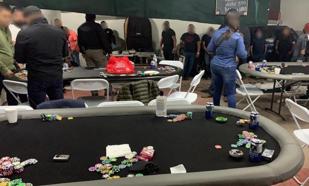 Drogas, mesas y ruletas de juego, además de cajas fuertes fueron halladas por agentes de la Fiscalía General de la República (FGR) en un casino clandestino en Playas de Tijuana, en donde también fueron detenidas 37 personas, entre ellas la hija de la exdiputada panista Alfa Peñaloza. (ESPECIAL)