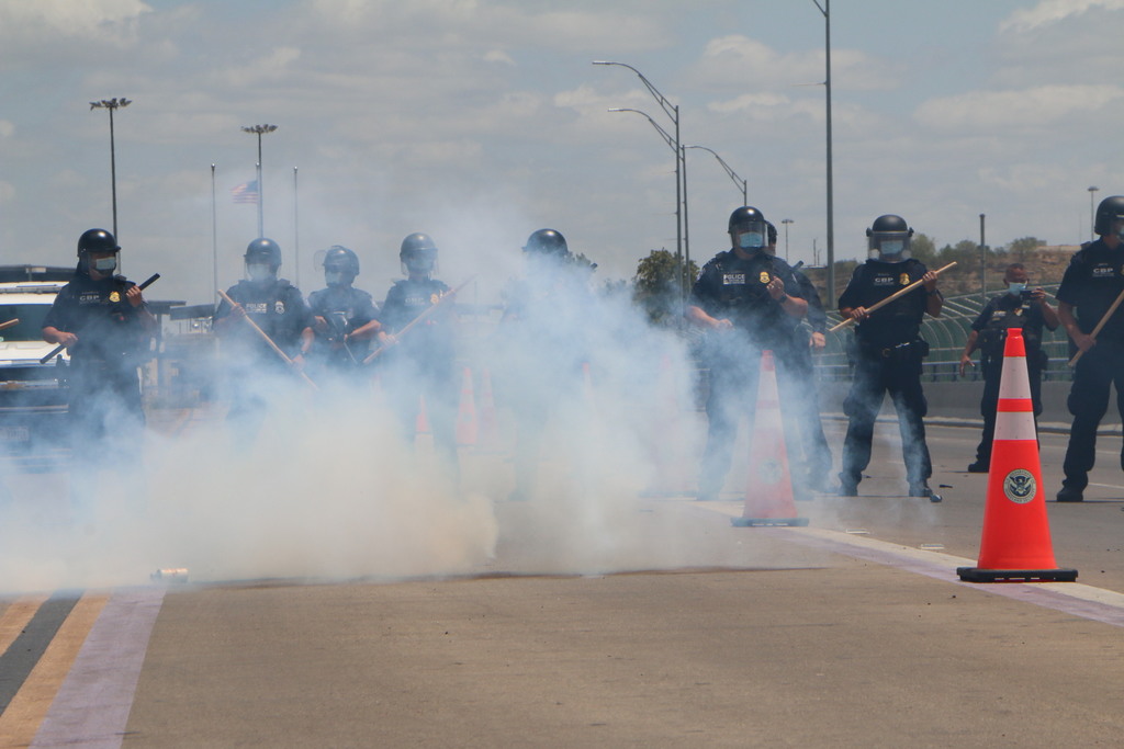 También participaron los agentes del grupo antimotín, los cuales utilizaron un gas lacrimógeno para la demostración.