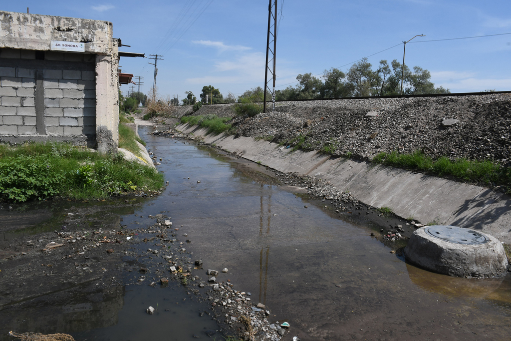En calles de la colonia Victoria también se observaron aguas de drenaje descendiendo hacia la colonia Vista Hermosa, lo que representa un riesgo a la salud. (FERNANDO COMPEÁN)
