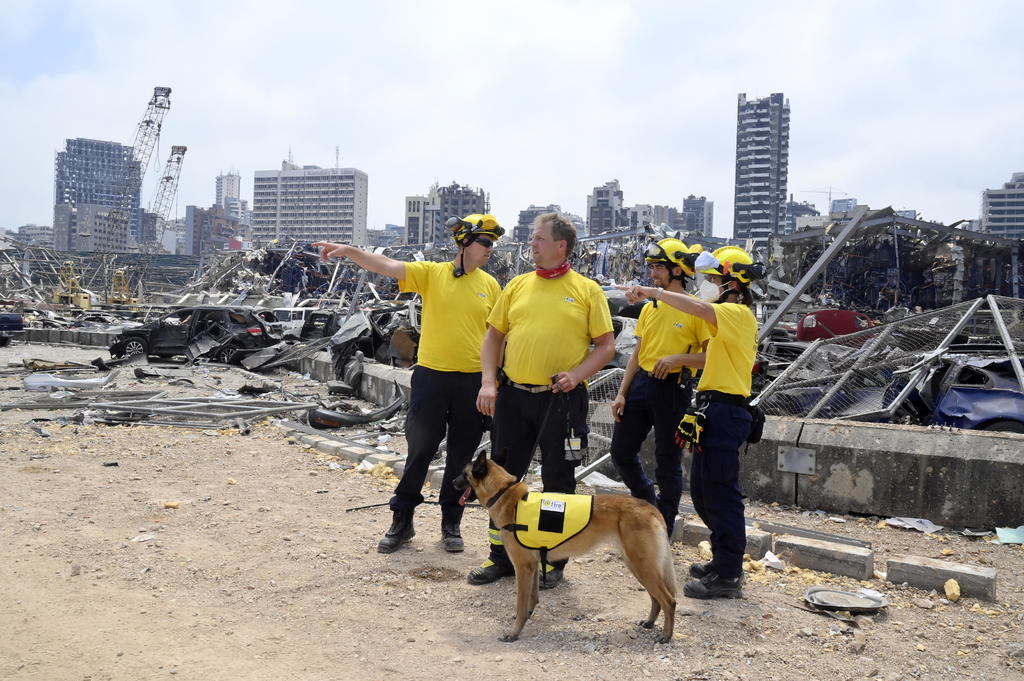 Los trabajos de rescate continúan este viernes en el puerto de Beirut, donde equipos internacionales tratan de recuperar cadáveres bajo los escombros dejados por una explosión que hasta el momento ha causado 154 muertos y miles de heridos. (ARCHIVO) 