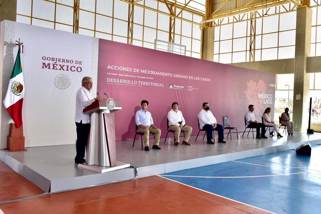 López Obrador rindió un homenaje, con un minuto de silencio, a las víctimas de COVID-19 e hizo un reconocimiento al personal que enfrenta la pandemia. (TWITTER)