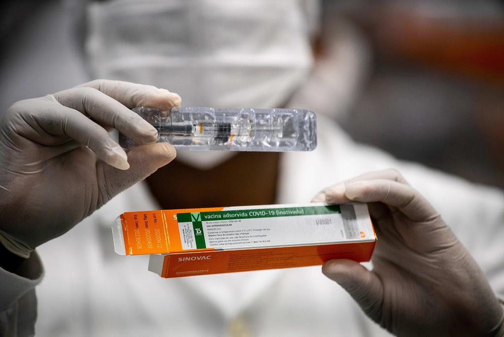 Brasil, uno de los países en se experimenta la vacuna contra el nuevo coronavirus desarrollada por la universidad británica de Oxford, espera comenzar la producción masiva de la misma en diciembre. (ARCHIVO) 