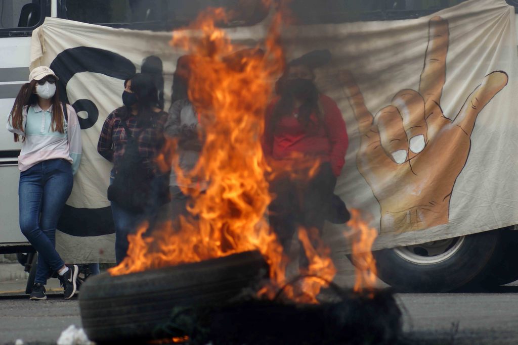 Normalistas de Oaxaca bloquearon el crucero del estadio y quemaron llantas para exigir una nueva forma de selección de estudiantes.