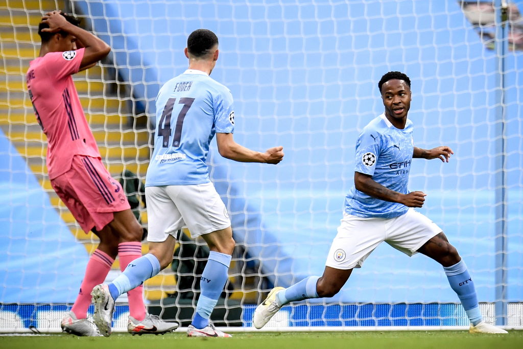 Raheem Sterling (d) celebra tras marcar el primer gol del Manchester City, mientras que Raphael Varane (i) se lamenta tras el primero de sus errores. (EFE)