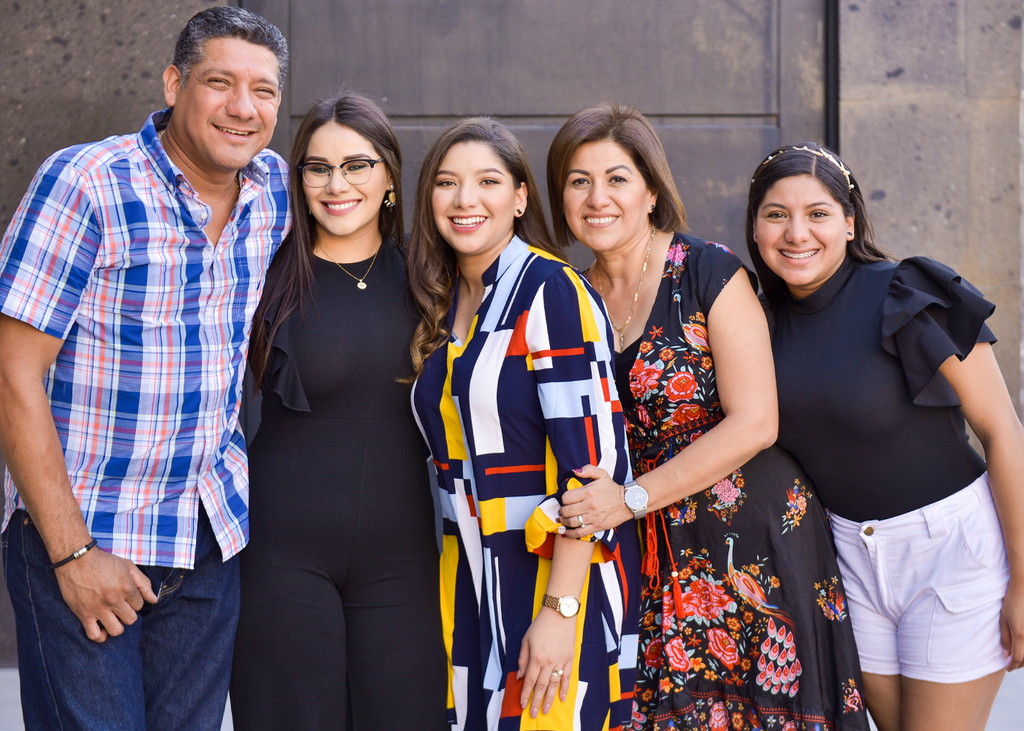 Héctor Alanís, Nancy Silva con sus hijas Gaby, Anacristy y Paola Alanís Silva.  (EL SIGLO DE TORREÓN/ Érick Sotomayor)