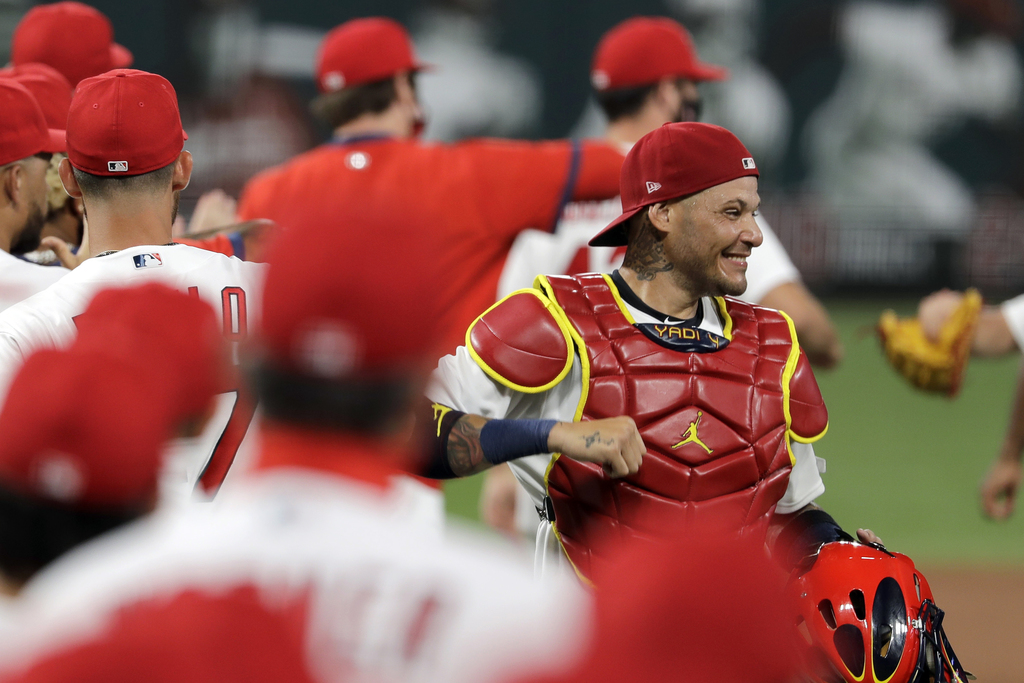 Yadier Molina es uno de los positivos en Cardenales. (AP)